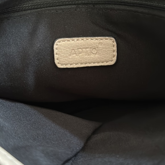 Apt 9 Crossbody Handbag. - Picture 4 of 8
